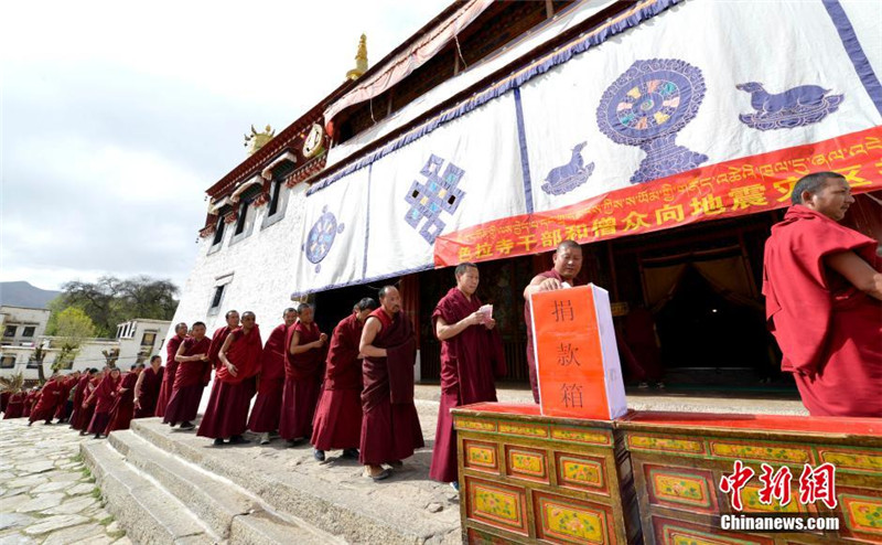 西藏色拉寺众僧为地震灾区捐款