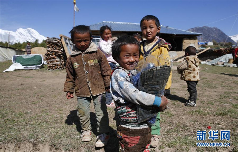 5月9日，西藏日喀则吉隆县乃村的几名孩子领到救灾物资。