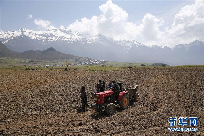 5月9日，在西藏日喀则吉隆县乃村，新华社记者在采访春耕的村民。