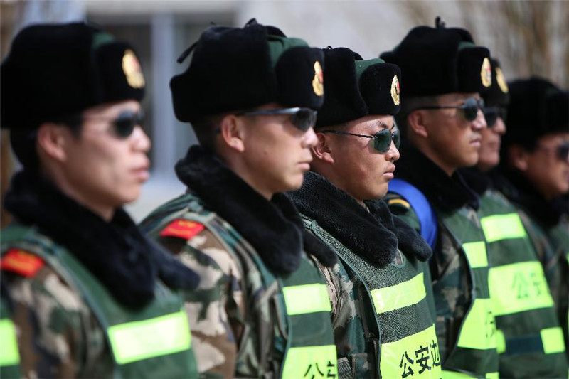 5月8日，西藏公安边防总队阿里边防支队丁嘎柏林边境检查站外出巡逻边防官兵戴上墨镜防止雪盲。