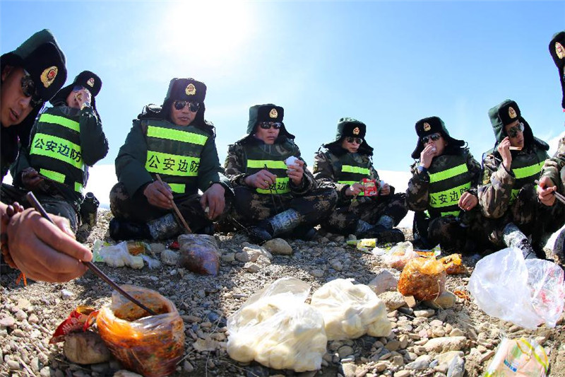 5月8日，西藏公安边防总队阿里边防支队丁嘎柏林边境检查站官兵在巡逻途中用午餐。