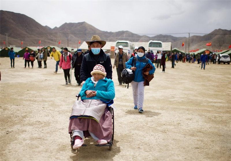5月11日，滞留尼泊尔的西藏边民抵达西藏日喀则桑珠孜受灾群众安置点。