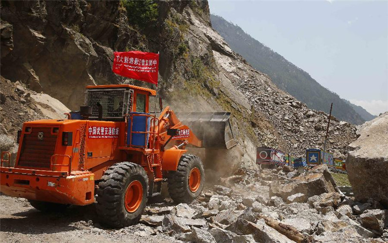 5月11日，中国武警交通救援大队从西藏吉隆口岸出境，工程车辆开始清理通路。