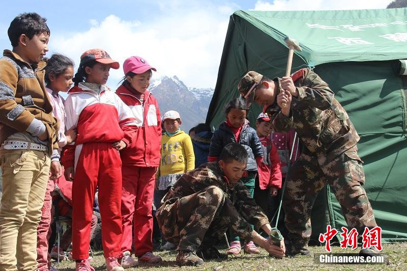 图为5月12日，吉隆边防检查站战士郭章统进行固定帐篷。肖富贵 摄
