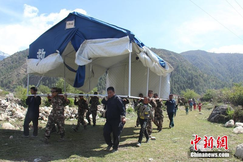 图为5月12日，吉隆边防检查站战士郭章统进行固定帐篷。肖富贵 摄
