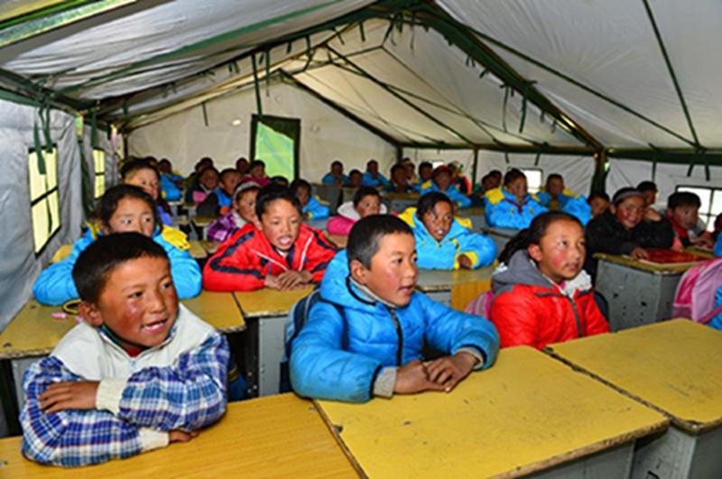 5月19日，西藏聂拉木县聂拉木镇二年级的学生在新教学点的帐篷教室里上课。