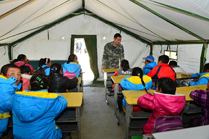 5月19日，西藏日喀则军分区官兵在亚来乡小学帮助刚转运过来的聂拉木镇小学二年级学生开展心理疏导。