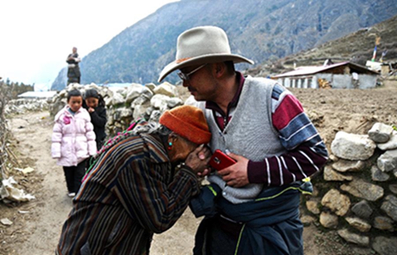 5月2日，陈塘村79岁的其梅老人拉着西藏定日县县长王珅的手，讲述地震来袭时的惊恐。