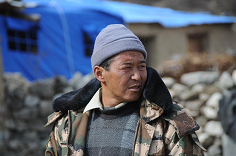 5月2日，陈左布德村党支部书记达瓦扎西在受灾群众安置点忙碌。
