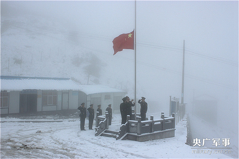 图为官兵坚守在海拔4300米的乃堆拉山口。图为官兵进行每周一的升旗仪式，这代表着中印口岸的正常通关。