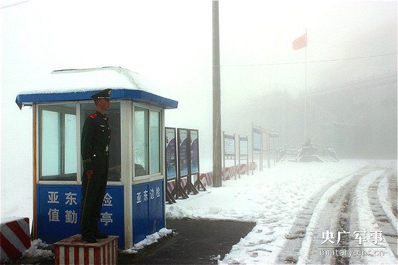 4300米高原掠影：西藏边检官兵风雪服务边民