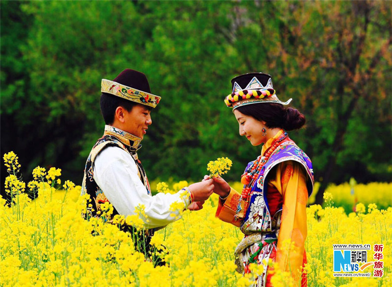 噶啦村的工布藏族姑娘小伙在油菜花田 新华网 李莉 摄