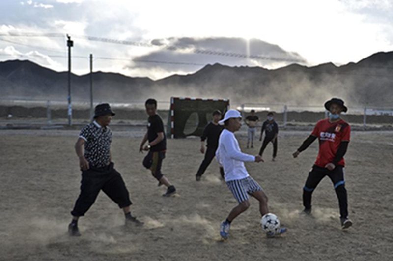 西藏地震安置点内的快乐足球