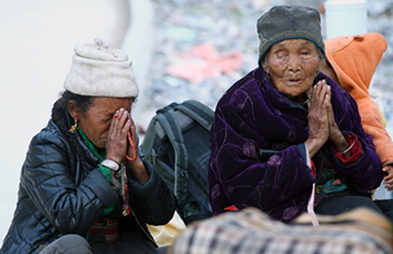   在撤离到吉隆镇安置点前，吉隆县江村村民在村口祈祷（5月14日摄）。