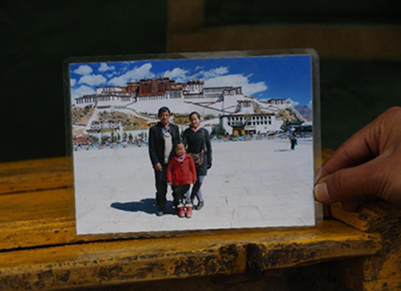 西藏吉隆县吉隆镇乃村的巴桑多吉与女儿丹增普次、次仁德吉（前）在布达拉宫前的合影（5月15日摄）。