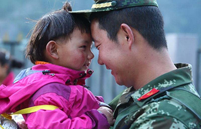 5岁的次仁康珠在撤离江村前与附近的桑清边防检查站战士告别（5月14日摄）。