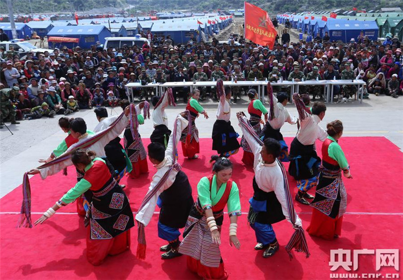 经过10天的紧张演出和长途跋涉，西藏公安边防总队政治部文工团圆满完成以“抗震救灾共渡难关，警民携手”为主题的抗震救灾慰问演出。官兵们精彩的演出赢得了灾区社会各界的一致好评。 (央广网记者 索朗达杰 摄)