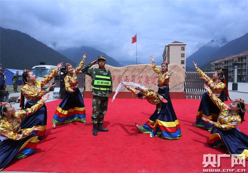 经过10天的紧张演出和长途跋涉，西藏公安边防总队政治部文工团圆满完成以“抗震救灾共渡难关，警民携手”为主题的抗震救灾慰问演出。官兵们精彩的演出赢得了灾区社会各界的一致好评。 (央广网记者 索朗达杰 摄)