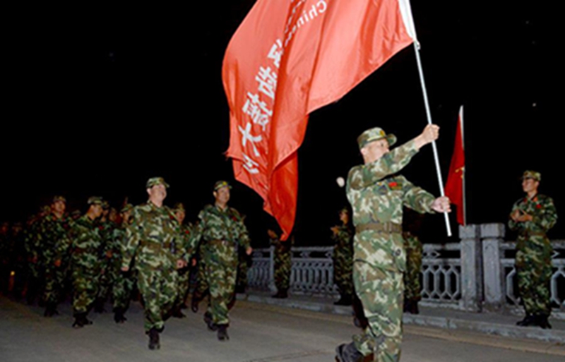 5月24日，中国武警交通救援大队的官兵通过樟木口岸中尼友谊桥进入中国境内。