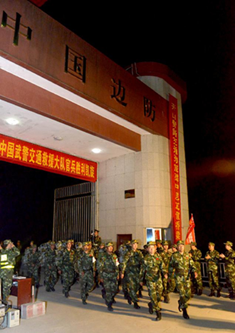 5月24日，中国武警交通救援大队的官兵通过樟木口岸中尼友谊桥进入中国境内。