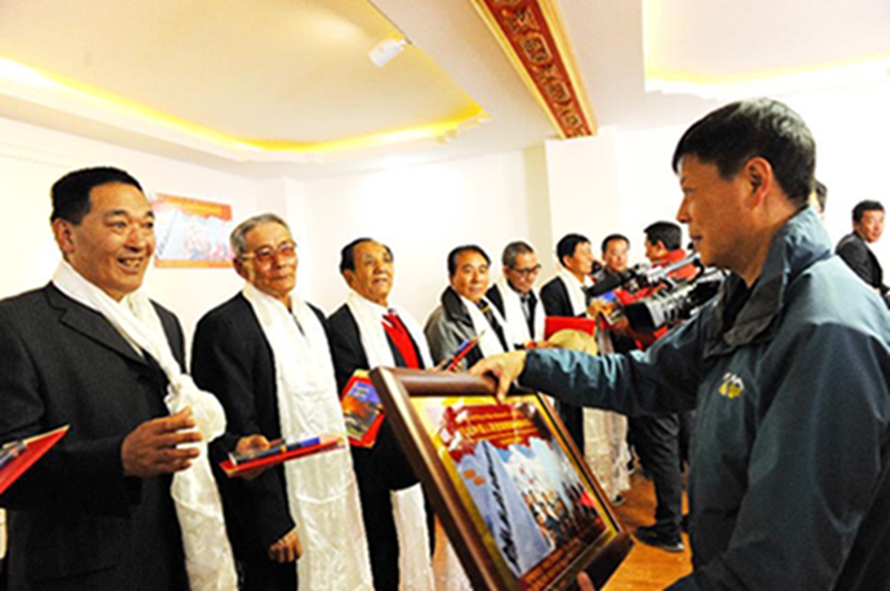 5月27日，西藏自治区体育局党组书记孙永平（右）向“九勇士”代表献上哈达、颁发荣誉证书并赠送纪念品。