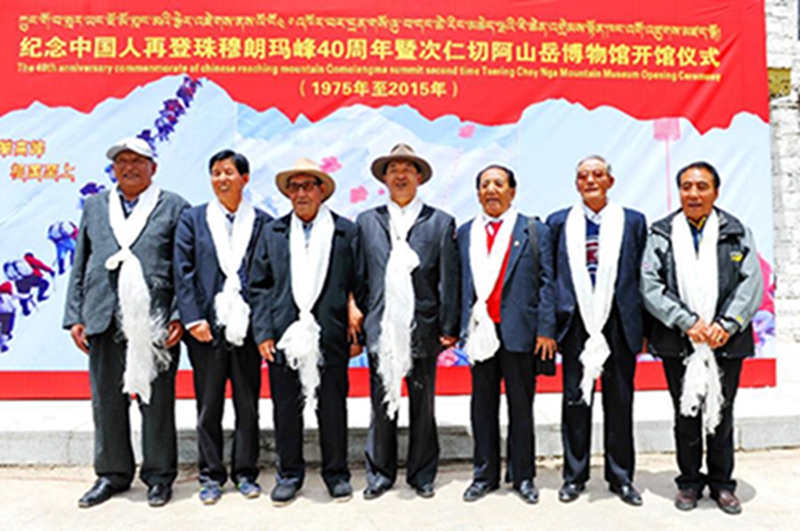 5月27日，“九勇士”成员大平措、侯生福、次仁多吉、贡嘎巴桑、罗则、索南罗布、桑珠（从左至右）在纪念活动中合影。