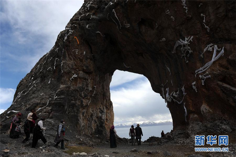 藏族群众在纳木错“圣象天门”景点转湖（5月20日摄）。