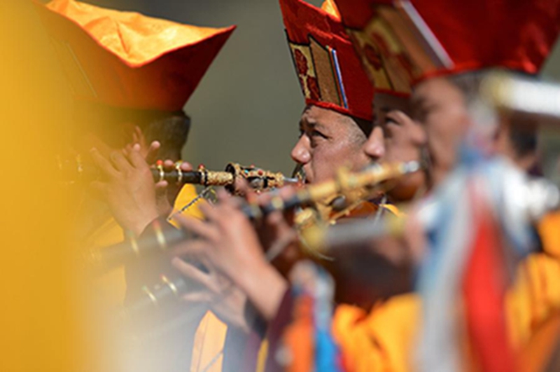  5月29日，西藏楚布寺的僧人在仪式上吹唢呐，迎请佛像。