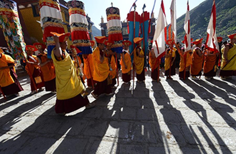   5月29日，西藏楚布寺的僧人仪仗队在迎请巨幅佛像。