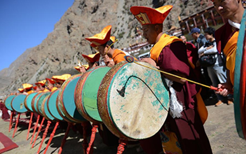 5月29日，西藏楚布寺的僧人鼓乐队在巨幅佛像前演奏。