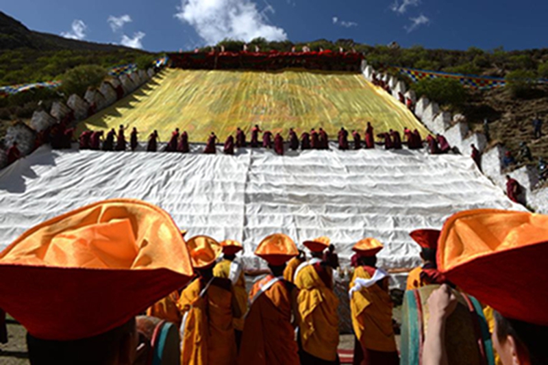 5月29日，西藏楚布寺的展佛仪式开始。