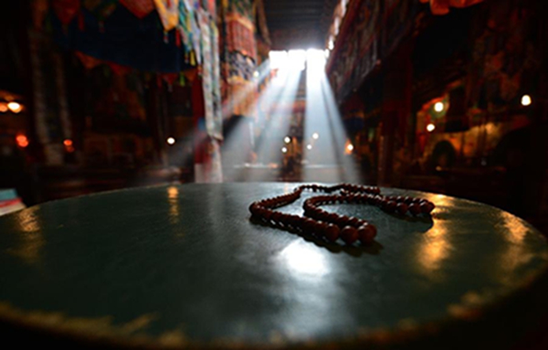  5月29日，阳光透过窗户照在西藏楚布寺大经堂里的一面鼓上