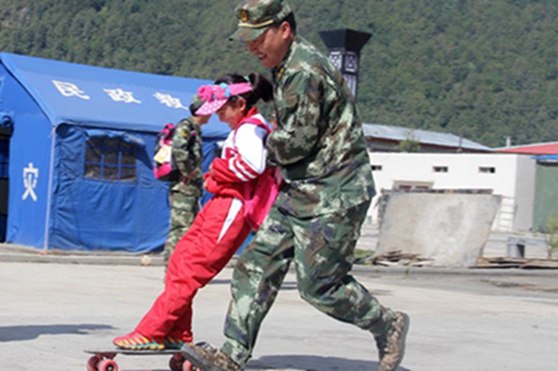 西藏公安边防总队吉隆边防检查站的“边防爸爸”在教结对的“女儿”玩滑板（5月31日摄）。