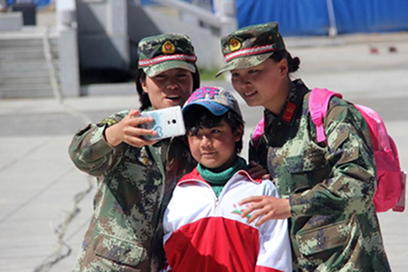 西藏公安边防总队吉隆边防检查站的“边防妈妈”与结对的“女儿”合影（5月31日摄）。