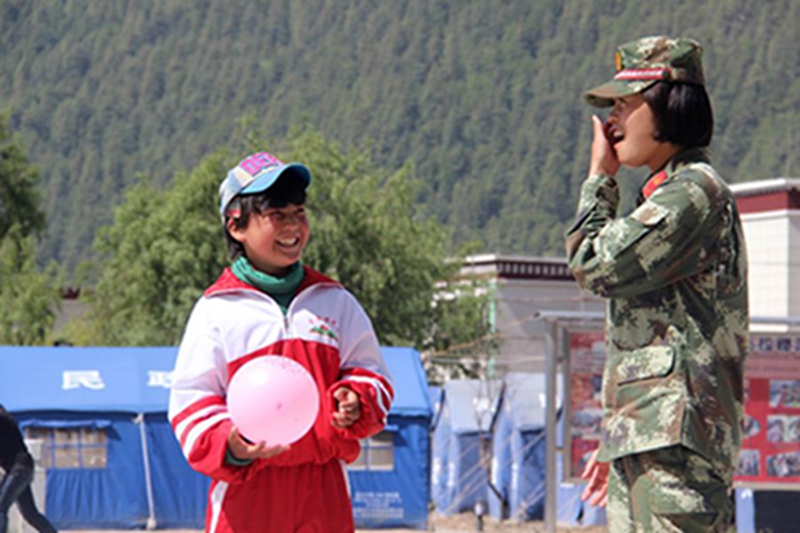  西藏公安边防总队吉隆边防检查站的“边防妈妈”与结对的“女儿”玩耍（5月31日摄）。