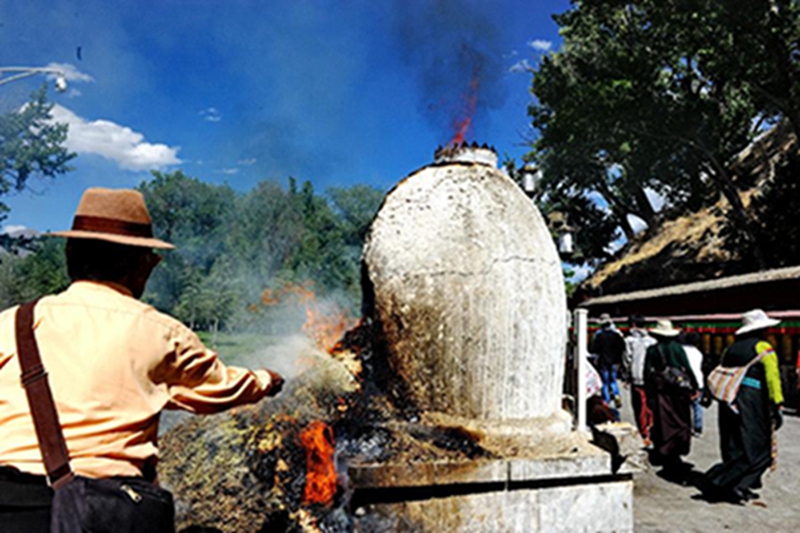  6月2日，信教群众在拉萨布达拉宫转经道旁的煨桑炉前烧香祈福。