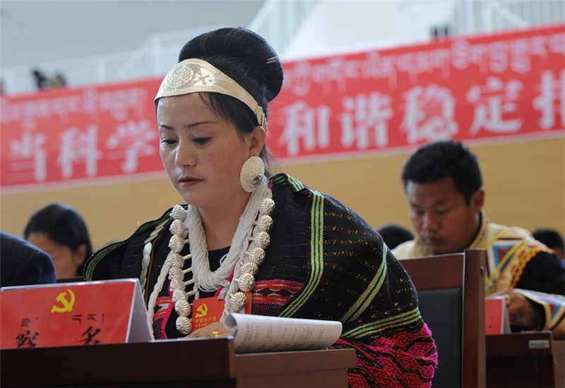 6月10日，出席中国共产党林芝市第一次代表大会第一次会议的代表在认真听取报告。