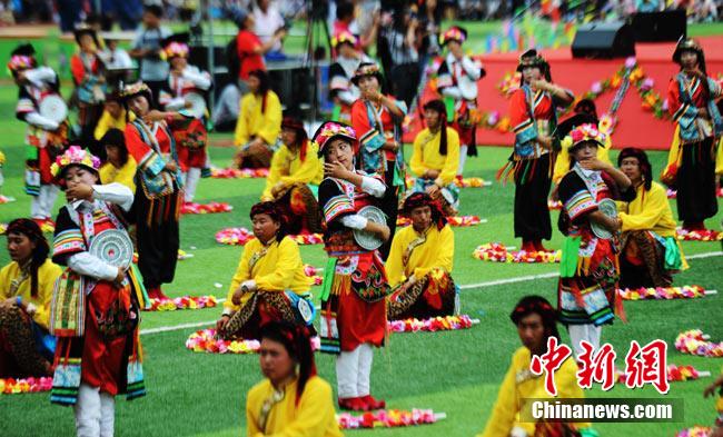 6月18日，甘肃藏区甘南舟曲民族风情舞蹈炫动在香巴拉旅游节上。