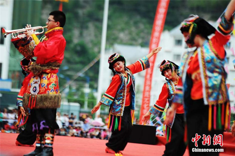 6月18日，甘肃藏区甘南舟曲民族风情舞蹈炫动在香巴拉旅游节上。