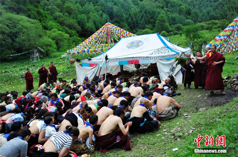6月20日，农历五月初五，四川省阿坝州若尔盖县城求吉乡龙哇寨举行藏族传统的“度炯节”。