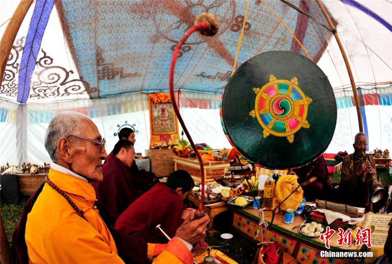 6月20日，农历五月初五，四川省阿坝州若尔盖县城求吉乡龙哇寨举行藏族传统的“度炯节”。