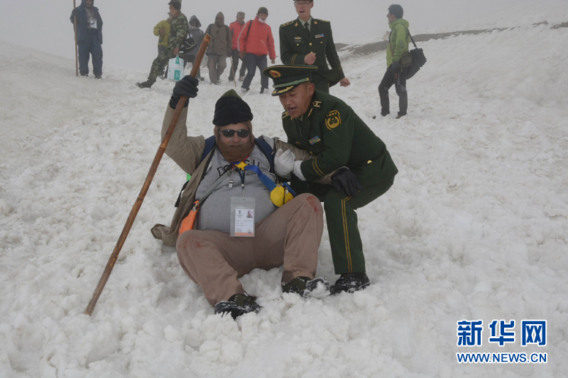 边防官兵在风雪中帮扶摔倒的旅客