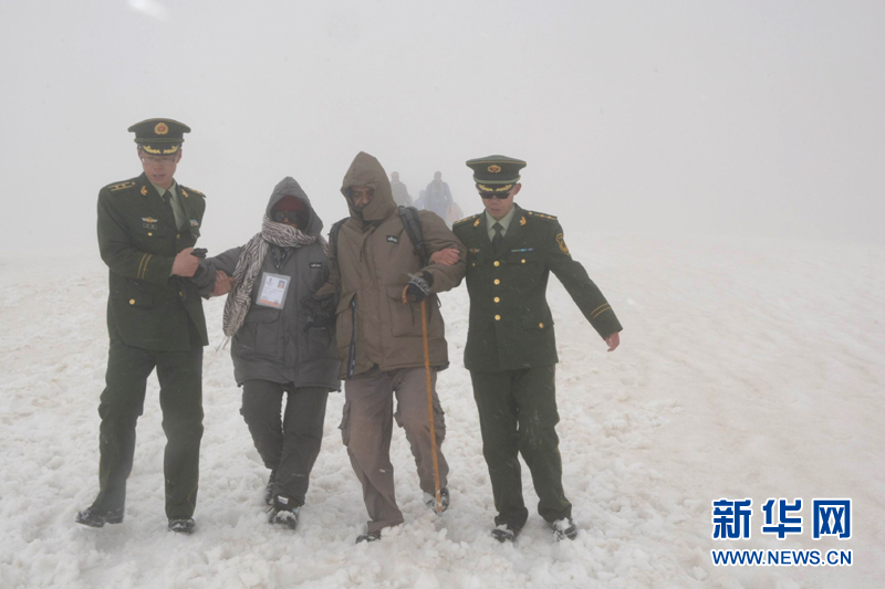边防官兵在风雪中搀扶旅客