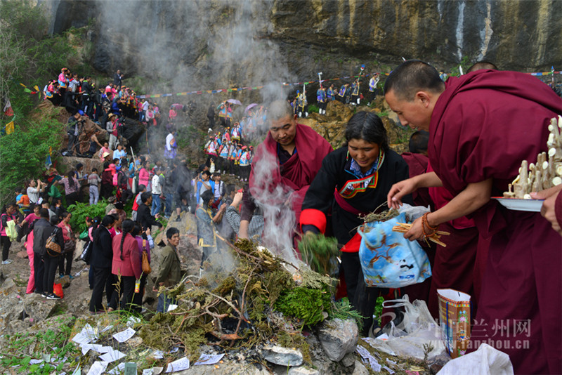 2015年五月初五朝水节，数千名巴藏乡藏汉同胞登上昂让神山沐浴圣水。贾笑云 摄