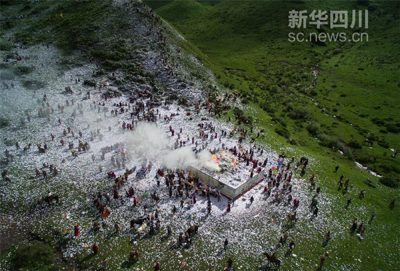 6月23日拍摄的煨桑节活动现场。江宏景 摄