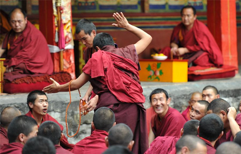 6月28日，僧人在扎什伦布寺辩经法会上。