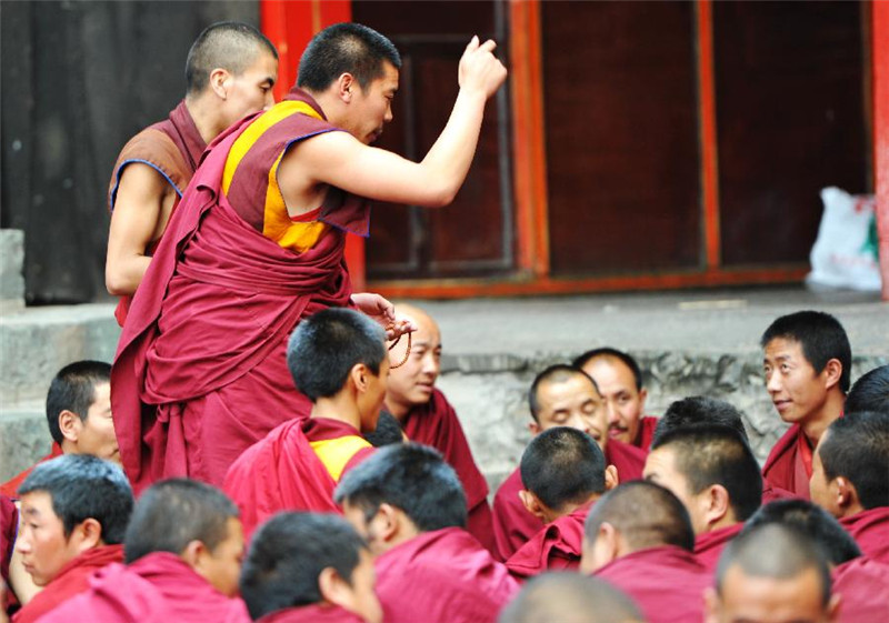 6月28日，僧人在扎什伦布寺辩经法会上。