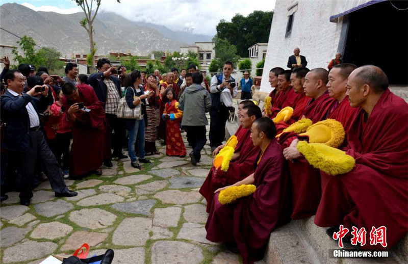 6月29日，西藏藏传佛教学经僧人晋升格西拉让巴夏季预考结束，来自西藏各主要寺庙的11名高僧，通过辩经、文化知识考评等形式，角逐明年晋升格西拉让巴学位立宗答辩的资格和名次。 中新社发 李林 摄
