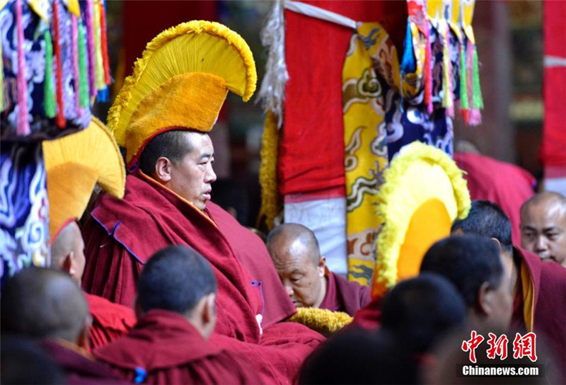 6月29日，西藏藏传佛教学经僧人晋升格西拉让巴夏季预考结束，来自西藏各主要寺庙的11名高僧，通过辩经、文化知识考评等形式，角逐明年晋升格西拉让巴学位立宗答辩的资格和名次。 中新社发 李林 摄