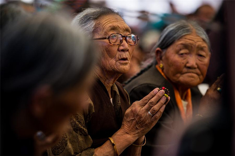 7月2日，藏族老阿妈在看“跳神”。